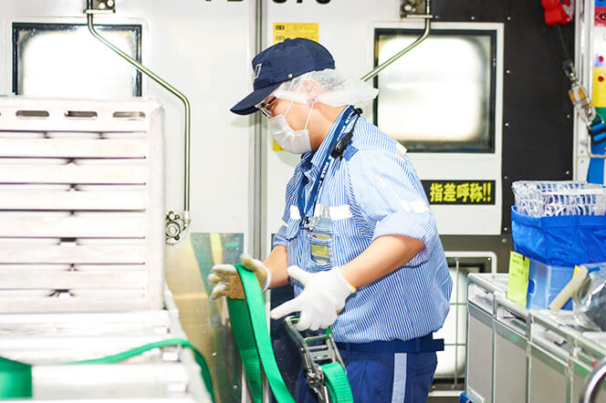 機内食の積み込み